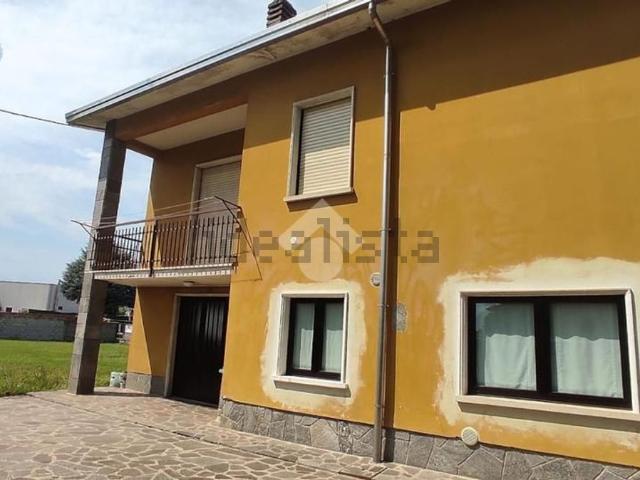 Casa in vendita a Ferno, Lombardia