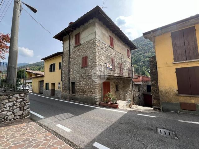 Casa in vendita a Adrara San Martino, Lombardia