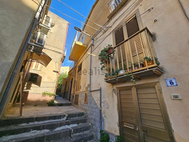 Casa in vendita a Valverde, Enna