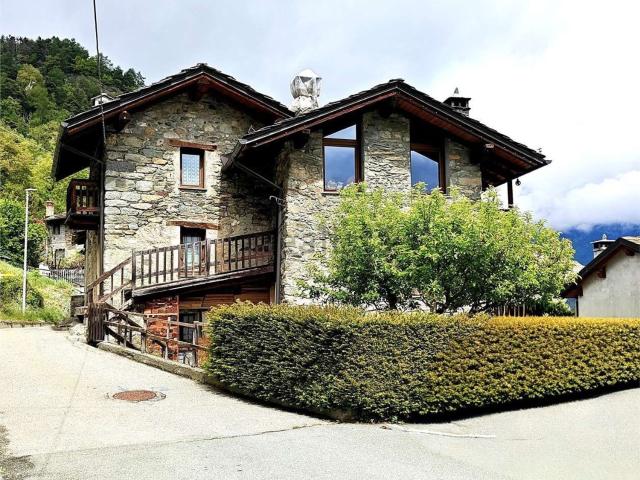 Casa in vendita a Challand Saint Victor, Aosta
