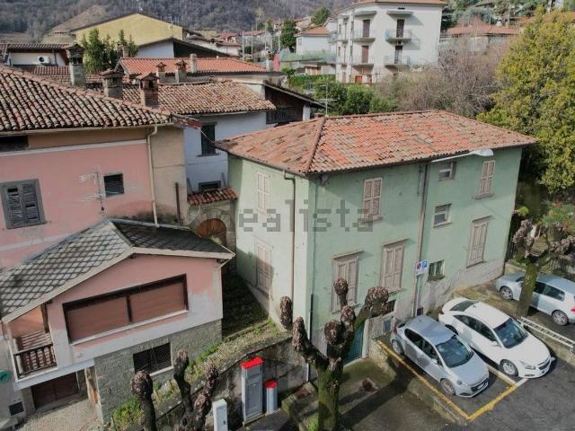 Casa in vendita a Adrara San Martino, Lombardia