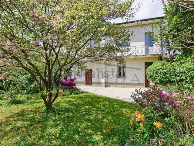 Casa in vendita a Lazzate, Lombardia