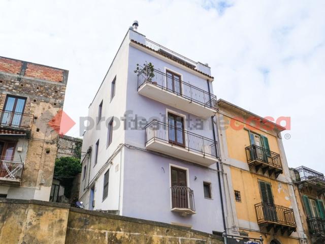 Casa in vendita a Santa Lucia Di, Sicilia