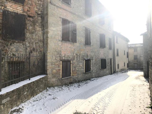Casa in vendita a Zavattarello, Lombardia