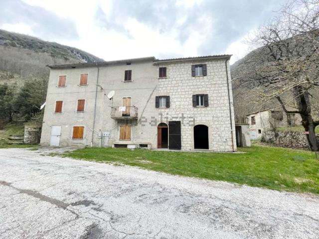 Casa in vendita a Scheggia e Pascelupo, Umbria