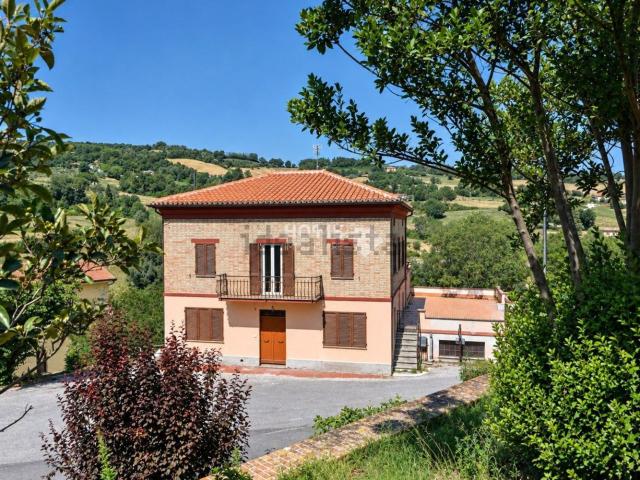 Casa in vendita a Camporotondo di Fiastrone, Macerata