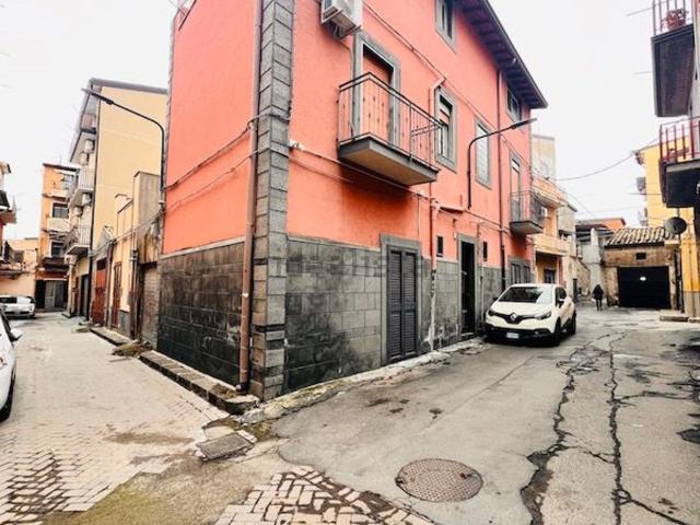 Casa in vendita a Adrano, Sicilia