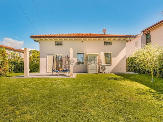 Casa in vendita a Marina di Massa, Marina Di Massa