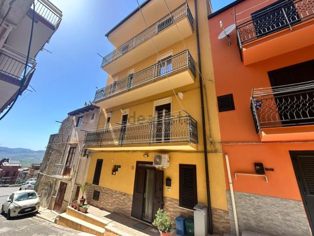 Casa in vendita a Cerda, Sicilia