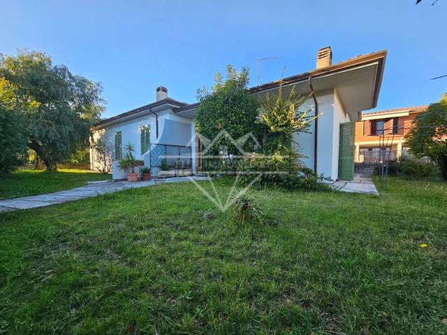 Casa in vendita a Marina di Carrara, Carrara