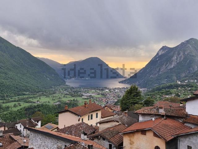 Casa in vendita a Carlazzo, Lombardia
