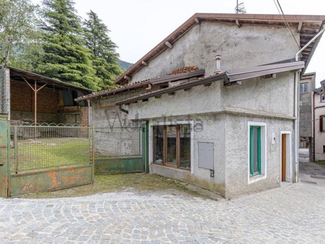 Casa in vendita a Lasnigo, Lombardia