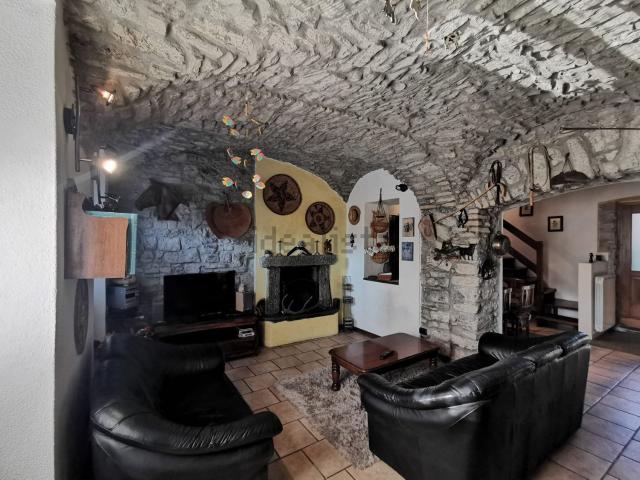 Casa in vendita a Laino, Lombardia