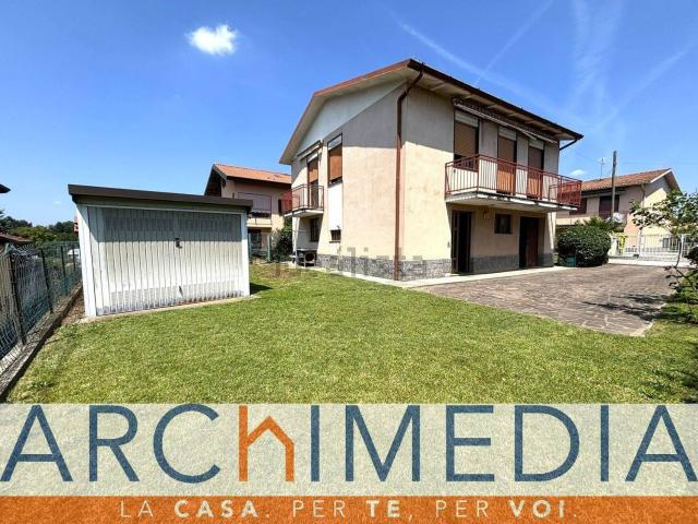 Casa in vendita a Carnago, Lombardia