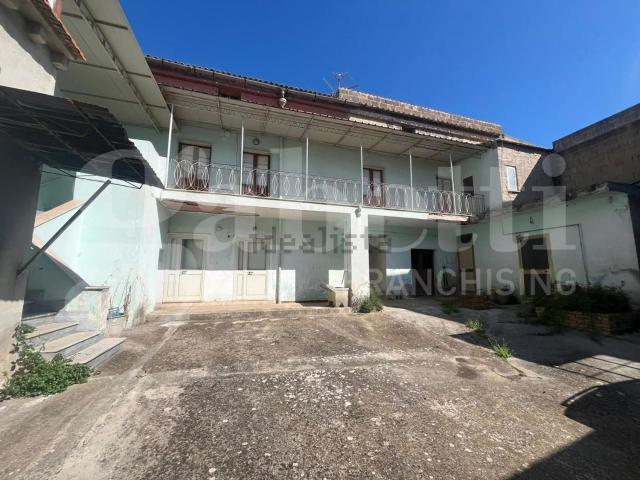 Casa in vendita a Calvi Risorta, Campania