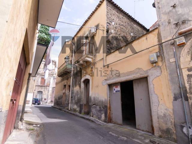 Casa in vendita a Adrano, Catania