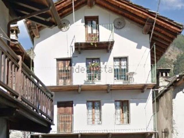 Casa in vendita a Challand Saint Anselme, Aosta