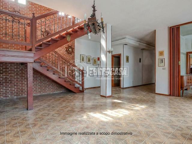 Casa in vendita a Borgomanero, Novara