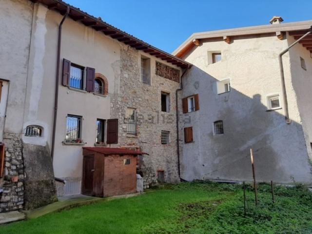 Casa in vendita a Comunità Montana della Valle Brembana, Zogno