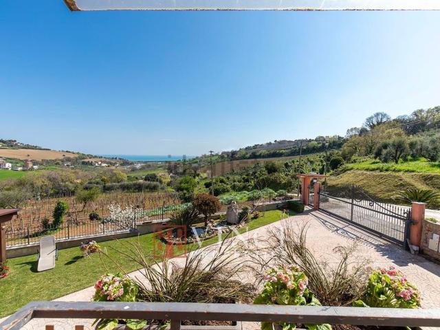 Casa in vendita a Contrada Montecanepino, Marche