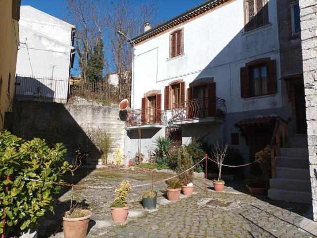 Casa in vendita a Sessano Del Molise, Molise