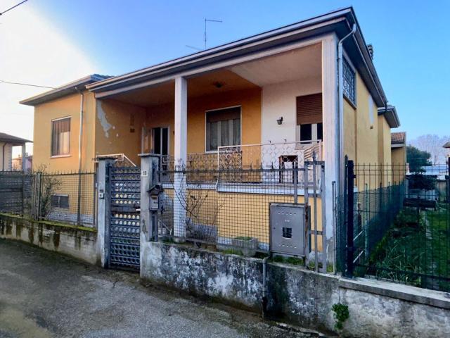 Casa in vendita a Dorno, Lombardia