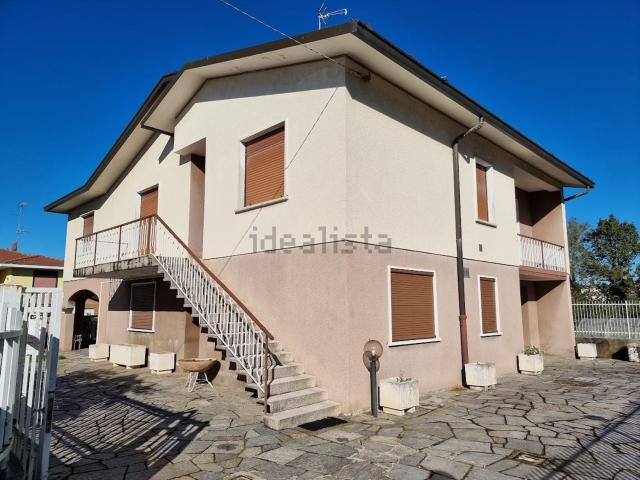 Casa in vendita a Carnago, Lombardia