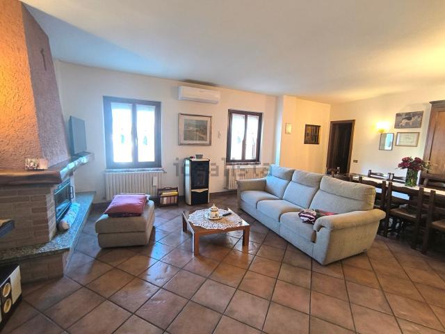 Casa in vendita a Monguzzo, Lombardia