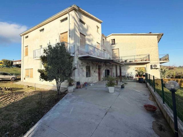 Casa in vendita a Unione dei Comuni della Val Vibrata, Torano Nuovo