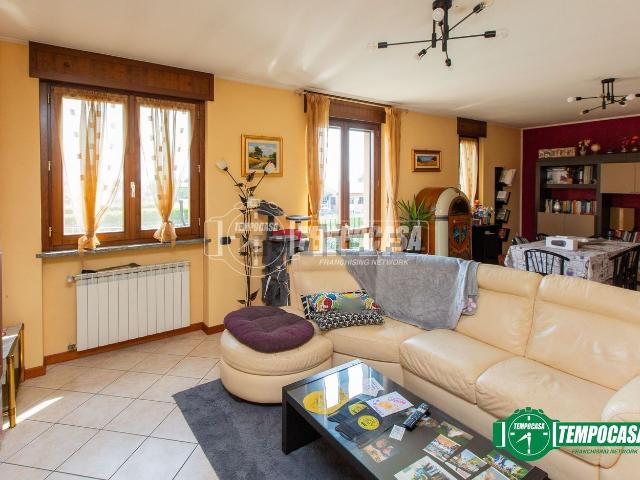 Casa in vendita a Momo, Novara