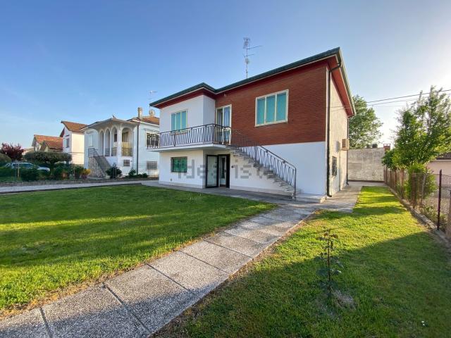 Casa in vendita a Ferrara, Reggio Emilia