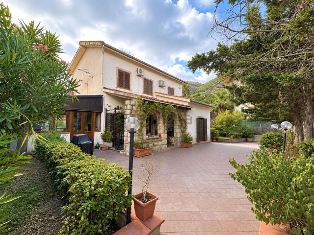 Casa in vendita a Villaggio Santa Rosalia, Monreale