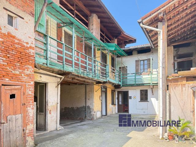 Casa in vendita a Angera, Lombardia