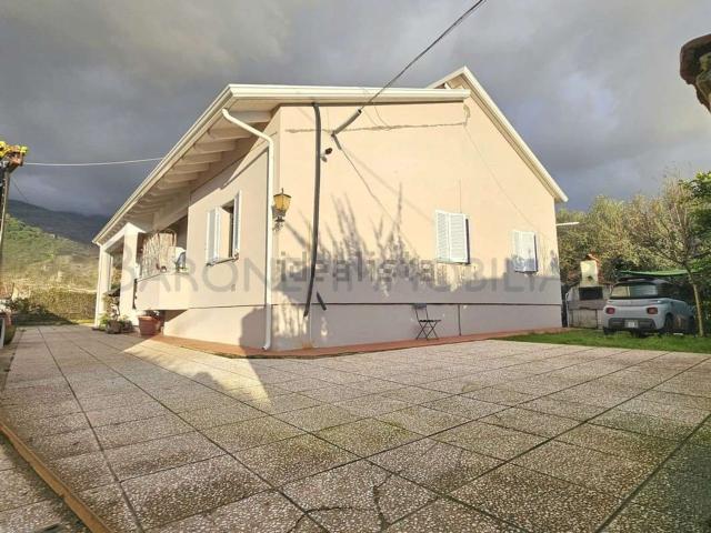 Casa in vendita a Castagnola, Marina Di Massa