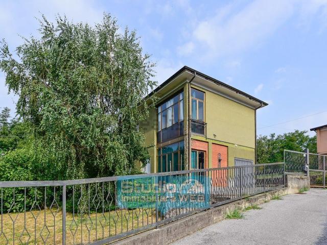 Casa in vendita a Longone al Segrino, Como
