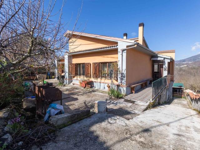 Casa in vendita a Pescorocchiano, Lazio