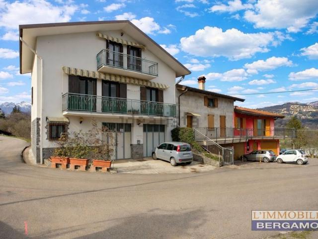 Casa in vendita a Sant'omobono Imagna, Lombardia