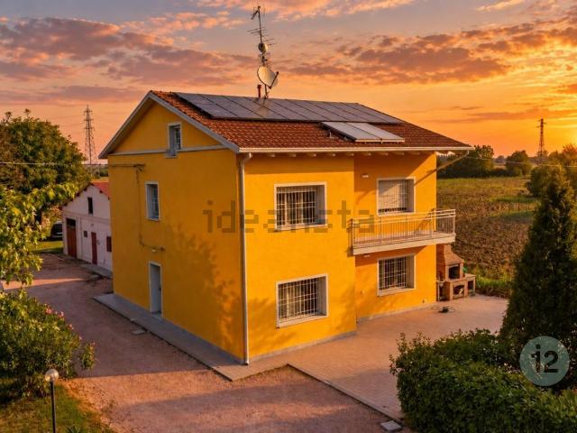 Casa in vendita a Mirandola, Modena