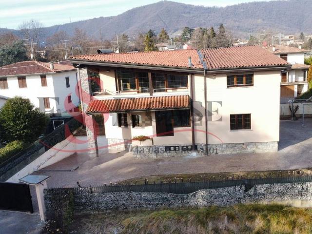 Casa in vendita a Alzano Lombardo, Bergamo