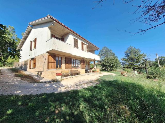 Casa in vendita a Colleluce, San Severino Marche