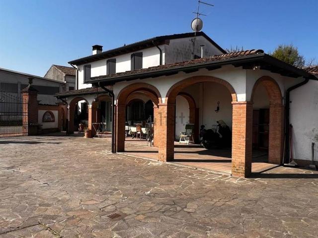 Casa in vendita a Viadana, Mantova