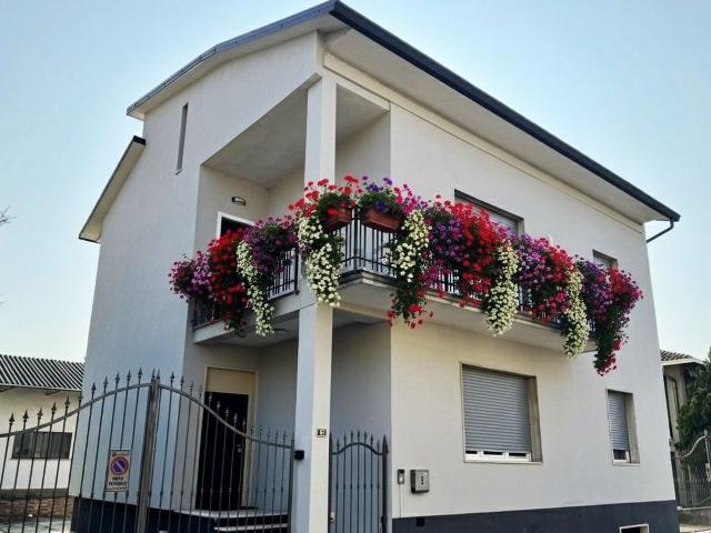 Casa in vendita a Voghera, Lombardia