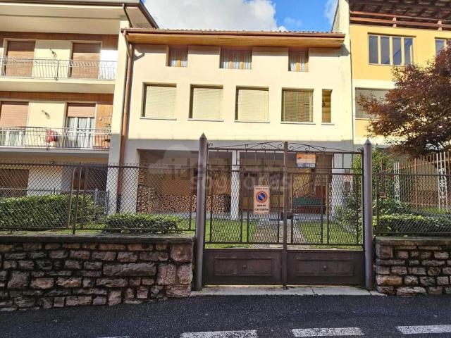Casa in vendita a Rovetta, Lombardia