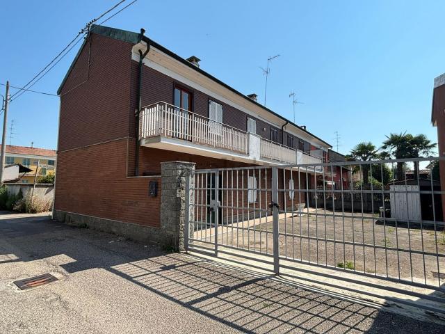 Casa in vendita a Robbio, Lombardia