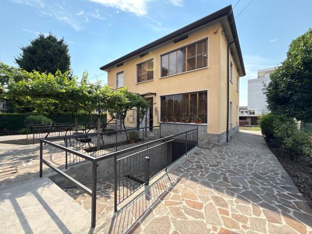 Casa in vendita a Stezzano, Lombardia
