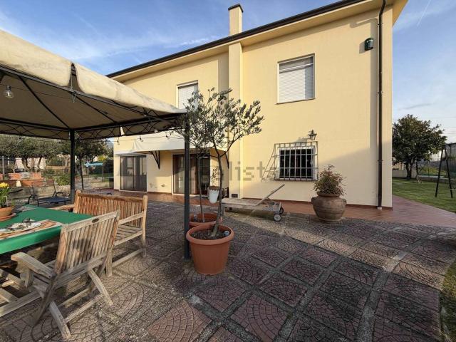 Casa in vendita a Foligno, Umbria