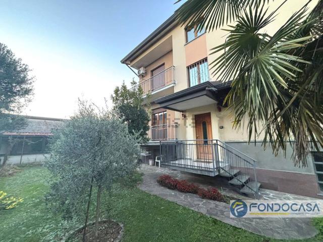 Casa in vendita a Barlassina, Lombardia