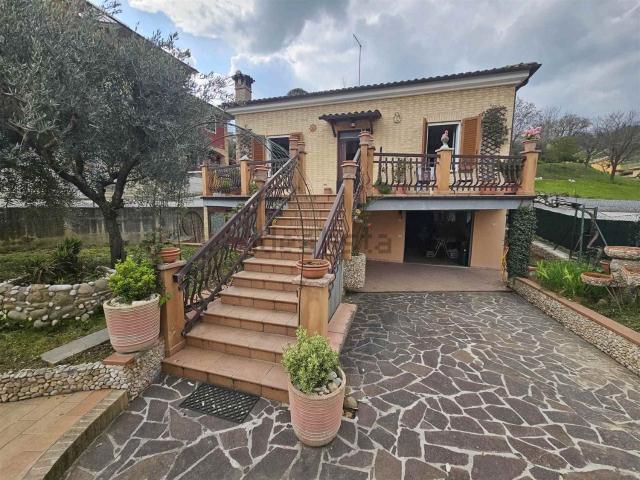 Casa in vendita a Uvaiolo, Marche