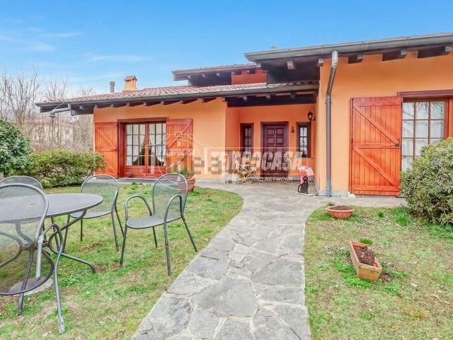 Casa in vendita a Comabbio, Lombardia