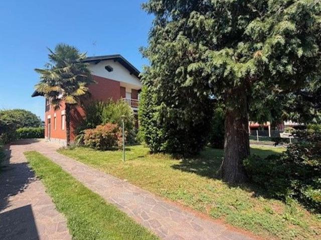 Casa in vendita a Cucciago, Lombardia